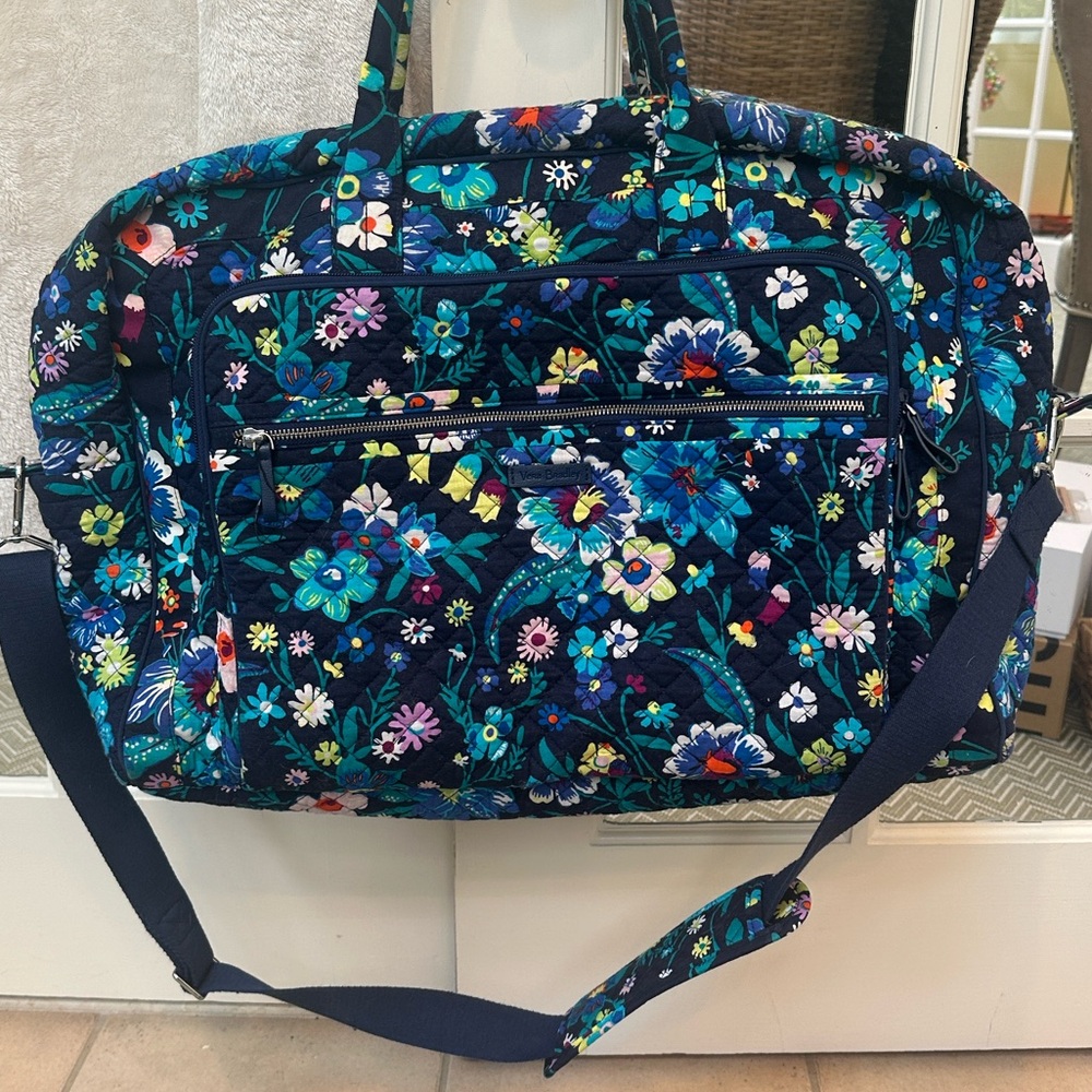 Vera Bradley NWOT LARGE Duffle Bag in Gorgeous “MIDNIGHT Garden” retired color